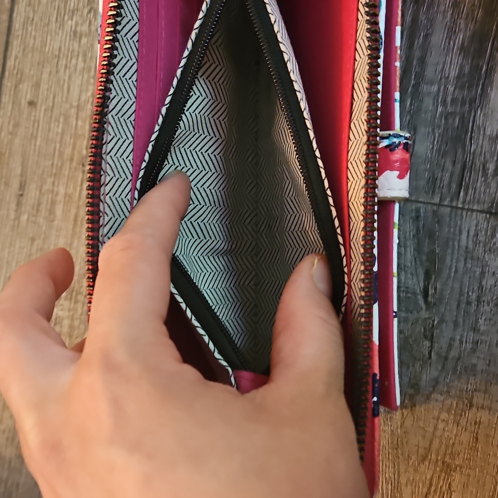 Floral Wallet with Vibrant Colors - Picture 5 of 8